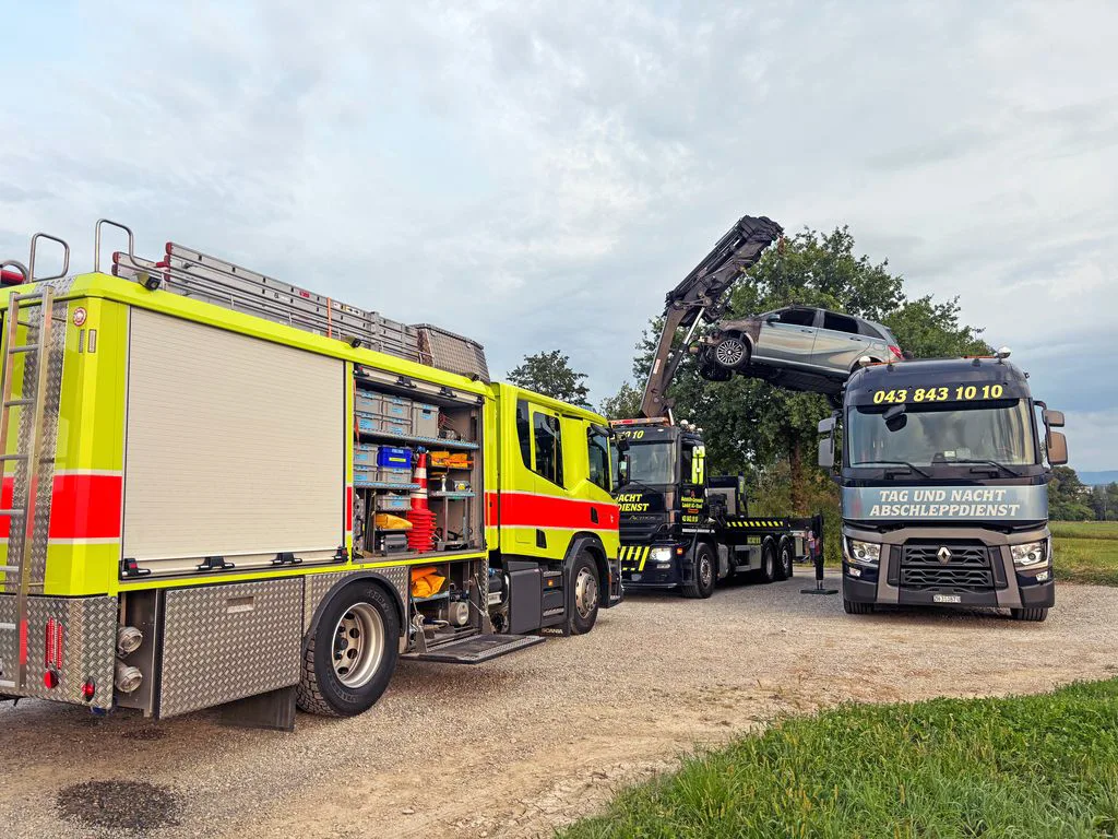 Per Kran wird das ausgebrannte Fahrzeug auf einen Lastwagen verladen. Das ausgebrannte Fahrzeug wird auf einen Sattelschlepper verladen.